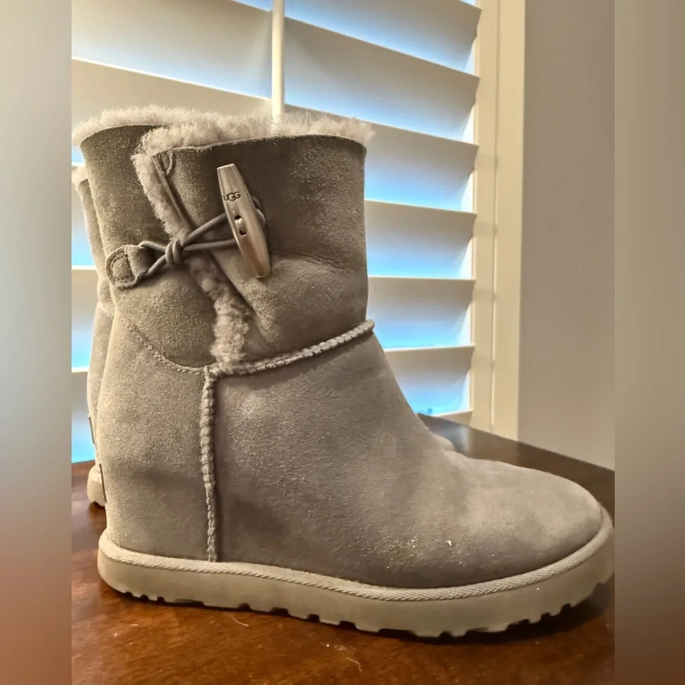 UGG wedge women’s boots with toggle button size 7 - Picture 3 of 5